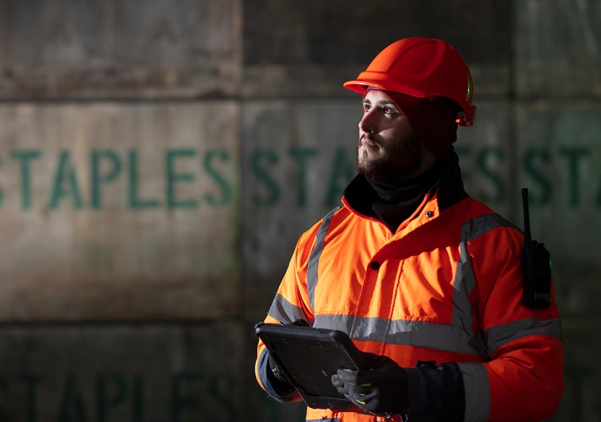 Worker monitoring operations to capture performance and sustainability data. The image represents measurement-driven decision-making across the food value chain.